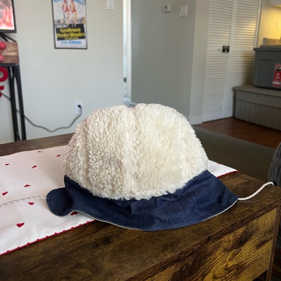 *SOLD* Patagonia Range  Polyester Earflap Logo Cap Cream / Beige - Picture 3 of 4